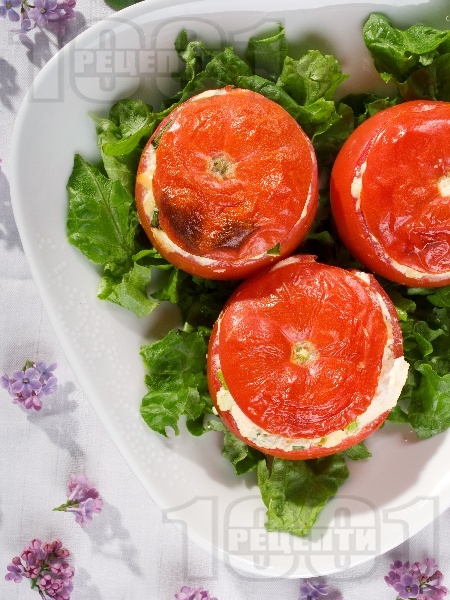 Пълнени домати със сирене и извара - снимка на рецептата